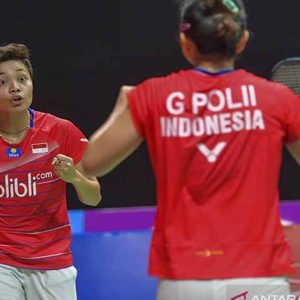 Pebulu tangkis ganda putri Indonesia Apriyani Rahayu (kiri) dan rekannya Greysia Polii (kanan) melakukan selebrasi usai mendapat poin dari lawannya asal Denmark Maiken Fruergaard dan Sara Thygesen dalam pertandingan babak final Daihatsu Indonesia Masters 2020 di Istora Senayan, Jakarta, Minggu (19/1/2020). Apriyani dan Greysia menjadi juara setelah menang dengan skor 18-21, 21-11 dan 23-21