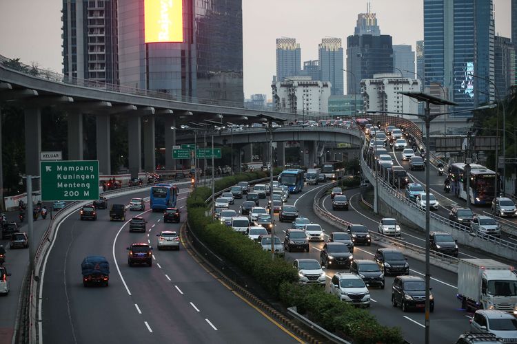 Lalu lintas kendaraan di Tol Dalam Kota Jakarta tampak padat pada jam pulang kerja di hari ketiga pemberlakuan pembatasan sosial berskala besar (PSBB) tahap dua, Rabu (16/9/2020). Pembatasan kendaraan bermotor melalui skema ganjil genap di berbagai ruas Ibu Kota resmi dicabut selama PSBB tahap dua.(KOMPAS.com / KRISTIANTO PURNOMO)