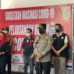 Anggota DPR Fraksi PDI Perjuangan Puti Guntur Soekarno bersama Pemkab Sidoarjo, Polda Jawa Timur, serta Arta Graha Peduli menggelar vaksinasi massal di Sidoarjo, Sabtu (28/8).