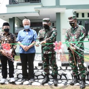 Pangdam III/Siliwangi Mayjen TNI Agus Subiyanto menggunting pita peresmian Markas Koramil 0819/Takokak, Kabupaten Cianjur. (FOTO: Pendam Siliwangi) Artikel ini telah tayang di jabar.inews.id dengan judul " Pangdam Siliwangi Resmikan Koramil Takokak Cianjur dan Gelar Serbuan Vaksin