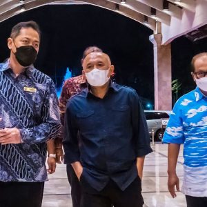 Kunjungan Menteri Koperasi dan UKM ke Discovery Plaza Hotel Bali, Drs. Teten Masduki (tengah)