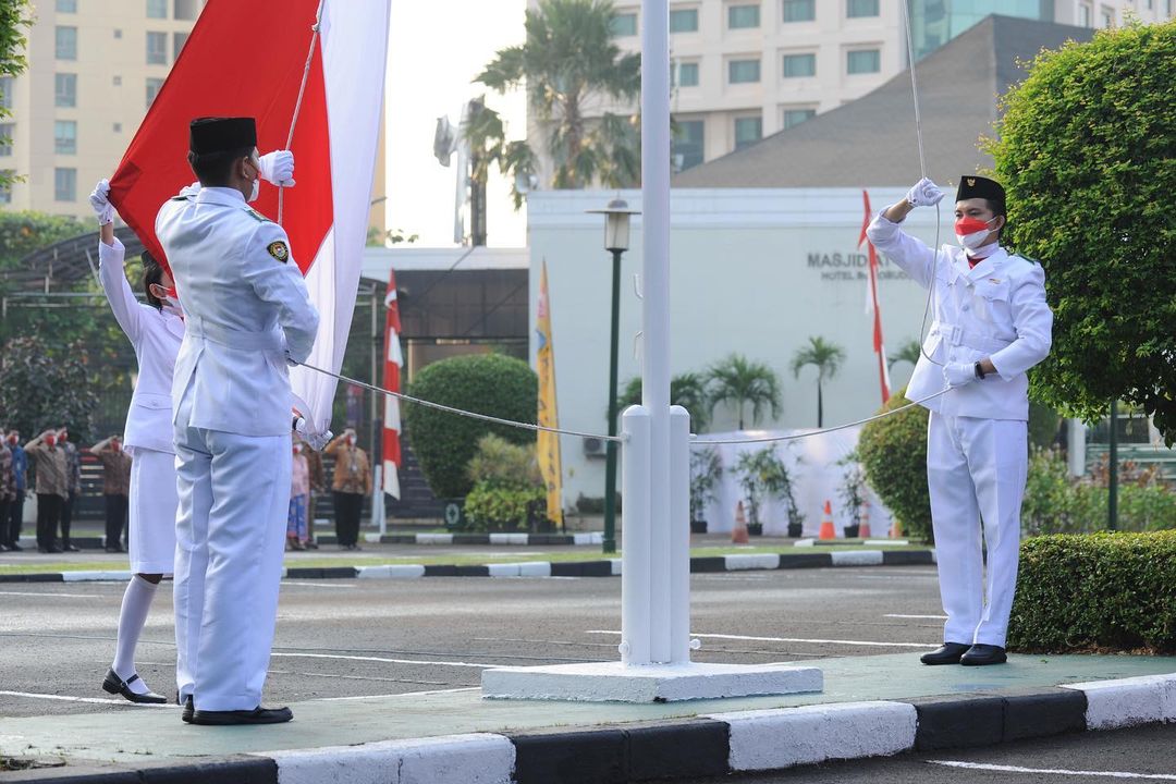 PengibaraDokumentasi. Pengibaran bendera Merah Putih di Hotel Borobudur salah satu lokasi diantara 14 lokasi pengibaran oleh Artha Graha Grup.n Bendera Merah Putih di Hotel Borobudur