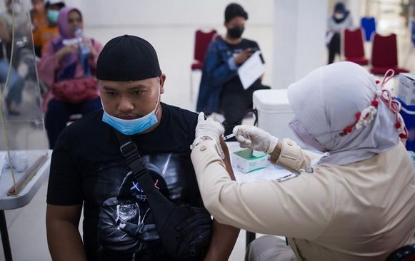 Sejumlah calon penumpang mengantre vaksin COVID-19 di Stasiun Pasar Senen