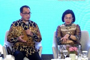 Menteri Perhubungan Budi Karya Sumadi (kiri) dan Menteri Keuangan Sri Mulyani (kanan) dalam acara Kompas100 CEO Forum ke-14 di Novotel Balikpapan pada Rabu (1/11/2023).(Tangkapan layar Kanal YouTube Harian Kompas)