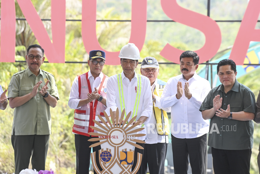 Presiden Joko Widodo (ketiga kiri) menekan tombol saat groundbreaking Bandara Ibu Kota Nusantara di Penajam Paser Utara, Kalimantan Timur, Rabu (1/11/2023).