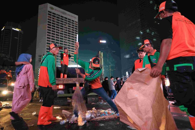 Sampah Malam Tahun Baru 130 Ton di Jakarta