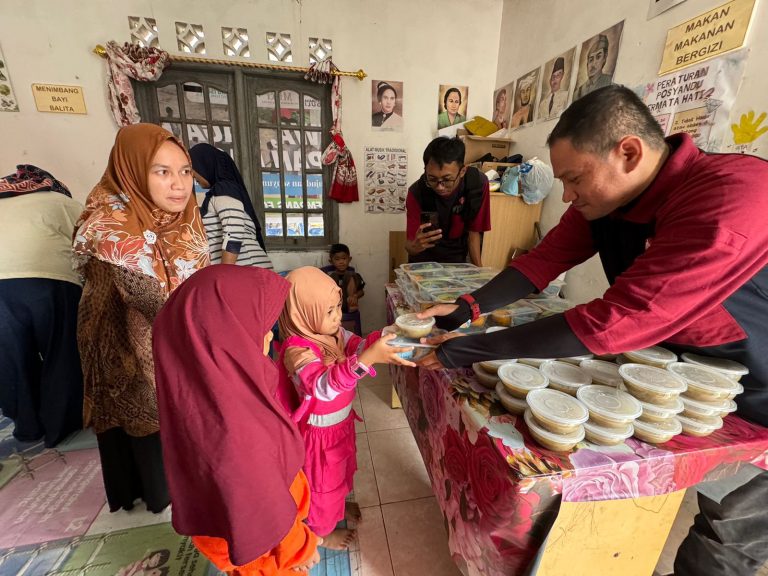 Melalui Kegiatan AGP, Makmur Elok Graha Gelar Makan Bergizi Gratis di Sijantung