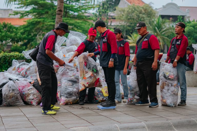 Gerakan Wisata Bersih Kemenpar di Dukung Ribuan Tim Saber Artha Graha Peduli